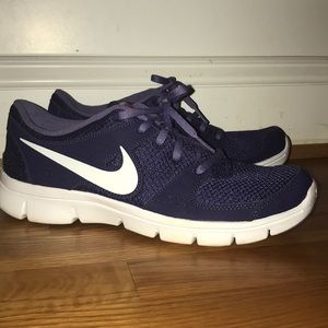 Women’s purple Nike tennis shoes. Size: 9.5